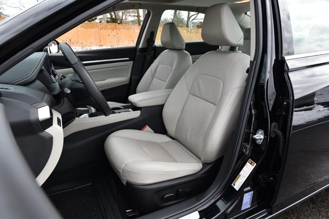 Nissan Altima Vehicle Image 22