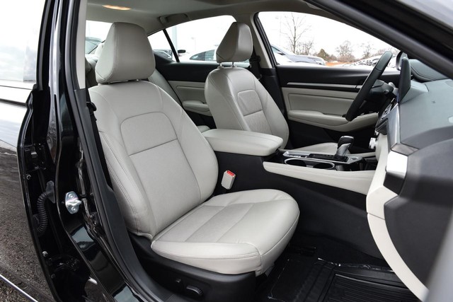 Nissan Altima Vehicle Image 23