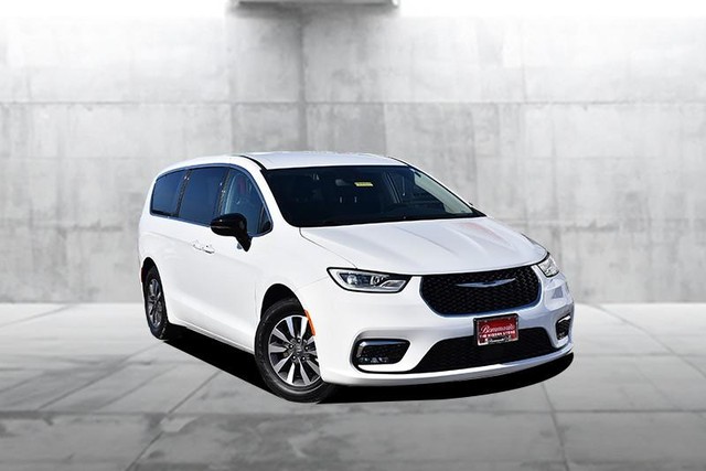 Chrysler Pacifica Vehicle Image 02