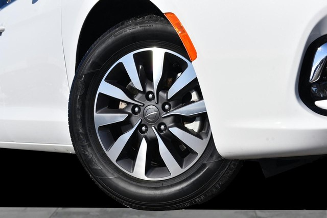 Chrysler Pacifica Vehicle Image 03