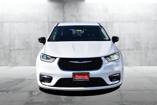 Chrysler Pacifica Vehicle Image 04