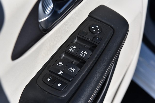 Chrysler Pacifica Vehicle Image 09