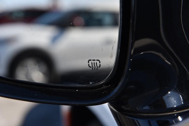 Chrysler Pacifica Vehicle Image 11