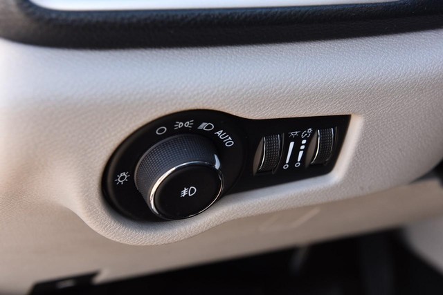 Chrysler Pacifica Vehicle Image 13