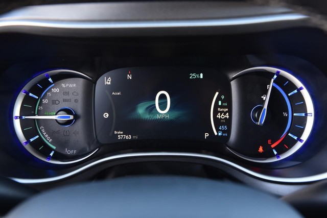 Chrysler Pacifica Vehicle Image 14