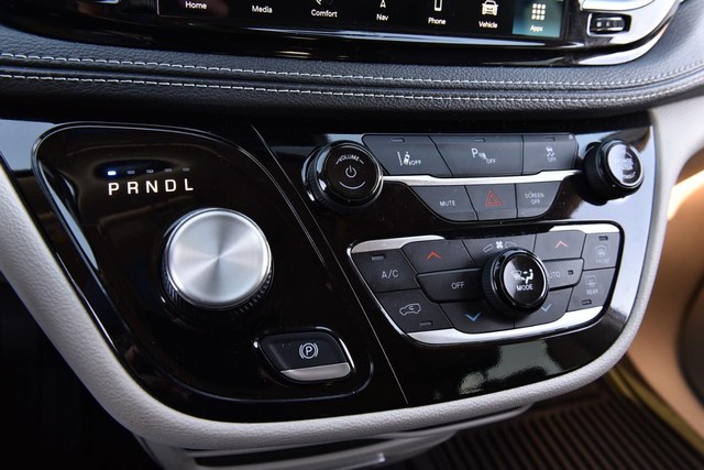 Chrysler Pacifica Vehicle Image 17