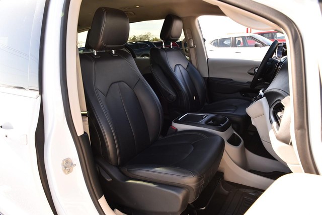 Chrysler Pacifica Vehicle Image 22