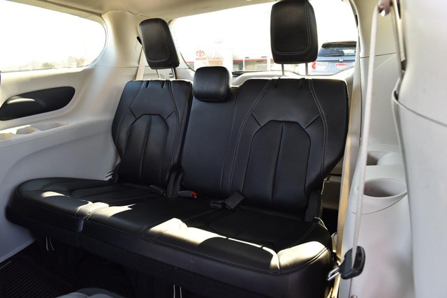 Chrysler Pacifica Vehicle Image 26