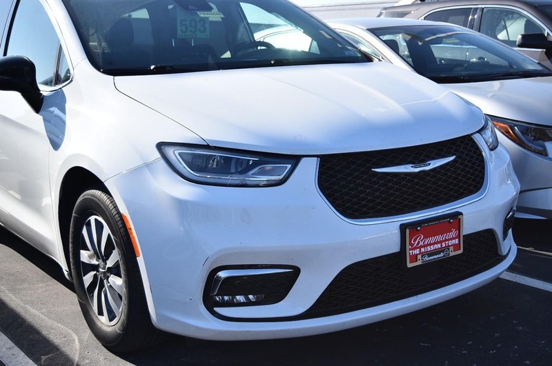 Chrysler Pacifica Vehicle Full-screen Gallery Image 02