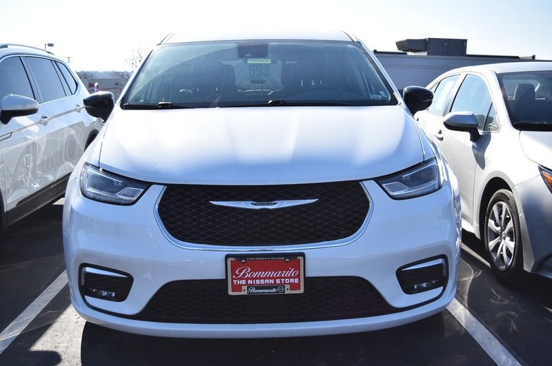 Chrysler Pacifica Vehicle Full-screen Gallery Image 03