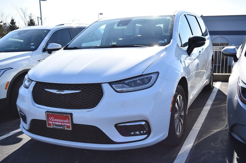 Chrysler Pacifica Vehicle Full-screen Gallery Image 04