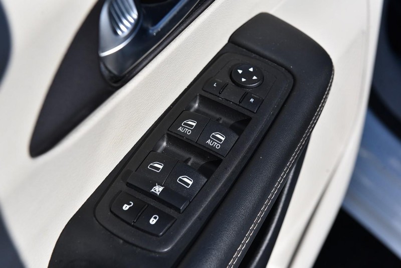 Chrysler Pacifica Vehicle Full-screen Gallery Image 09