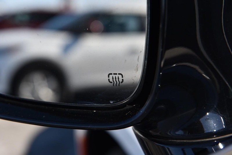 Chrysler Pacifica Vehicle Full-screen Gallery Image 11