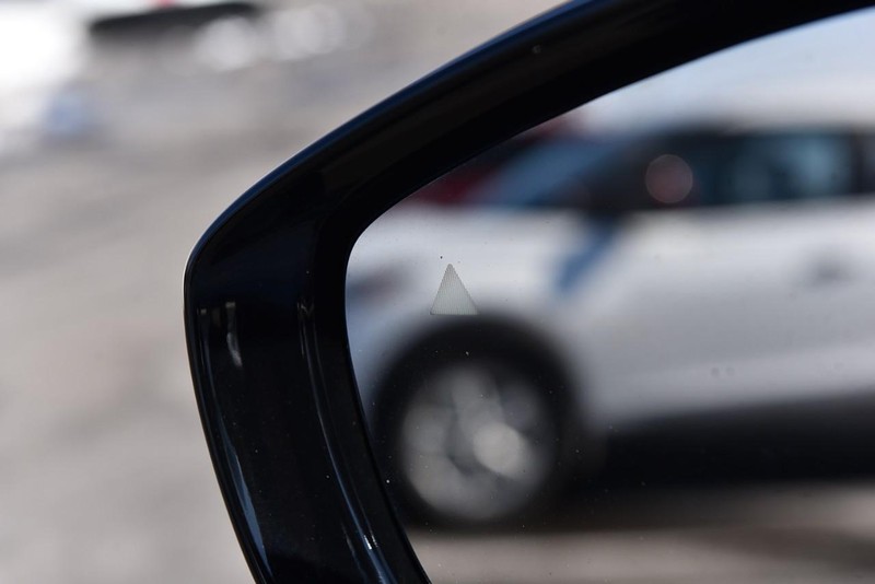 Chrysler Pacifica Vehicle Full-screen Gallery Image 12