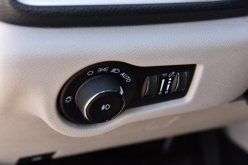 Chrysler Pacifica Vehicle Full-screen Gallery Image 13