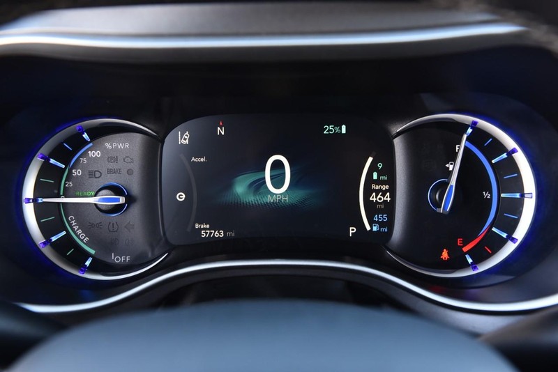 Chrysler Pacifica Vehicle Full-screen Gallery Image 14