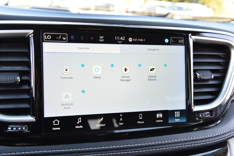 Chrysler Pacifica Vehicle Full-screen Gallery Image 16