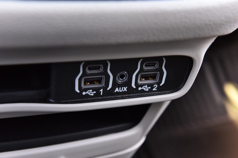 Chrysler Pacifica Vehicle Full-screen Gallery Image 18