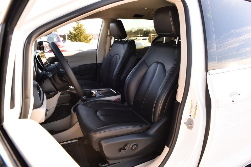 Chrysler Pacifica Vehicle Full-screen Gallery Image 21