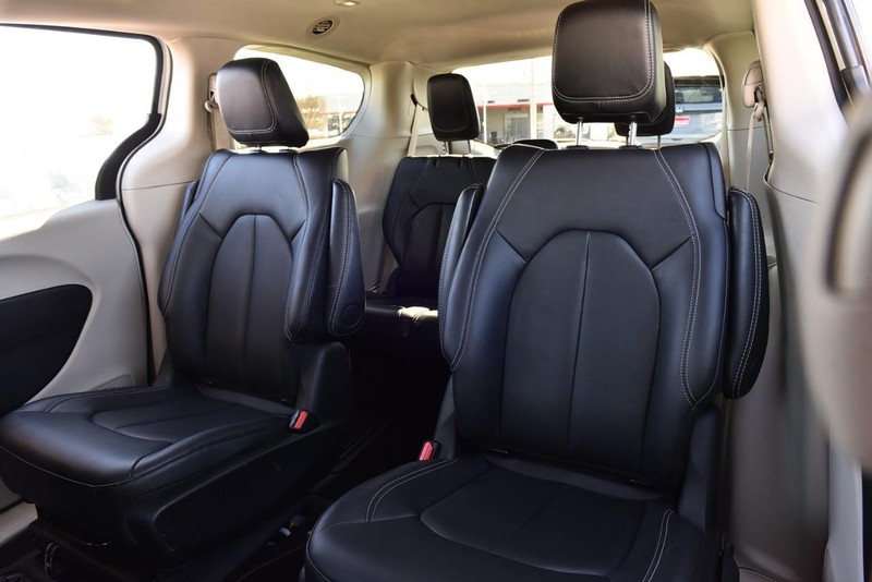 Chrysler Pacifica Vehicle Full-screen Gallery Image 23