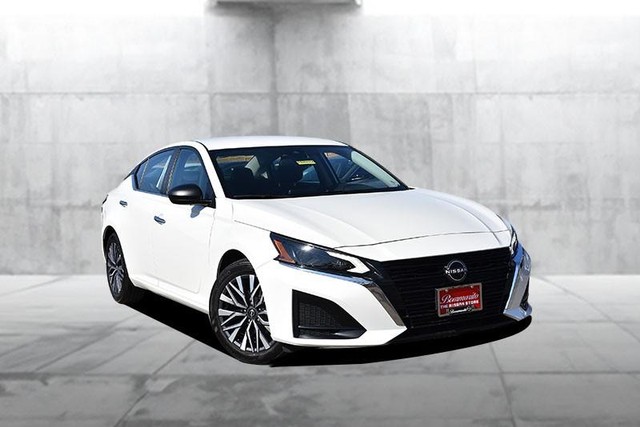 Nissan Altima Vehicle Image 02