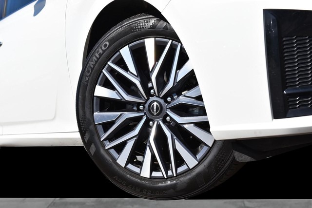 Nissan Altima Vehicle Image 03