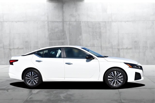 Nissan Altima Vehicle Image 05