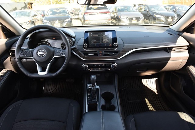 Nissan Altima Vehicle Image 08