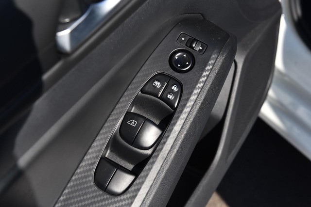 Nissan Altima Vehicle Image 09