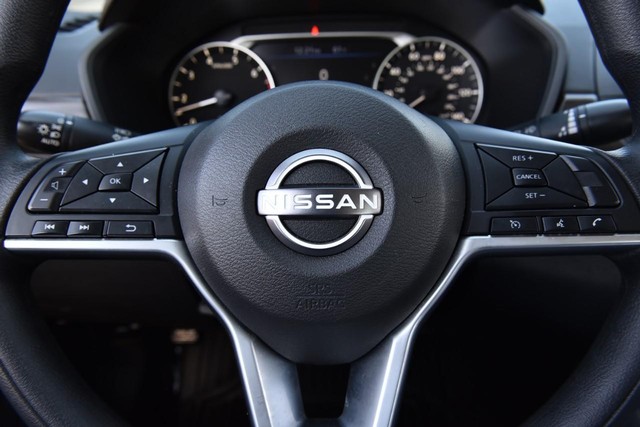 Nissan Altima Vehicle Image 18