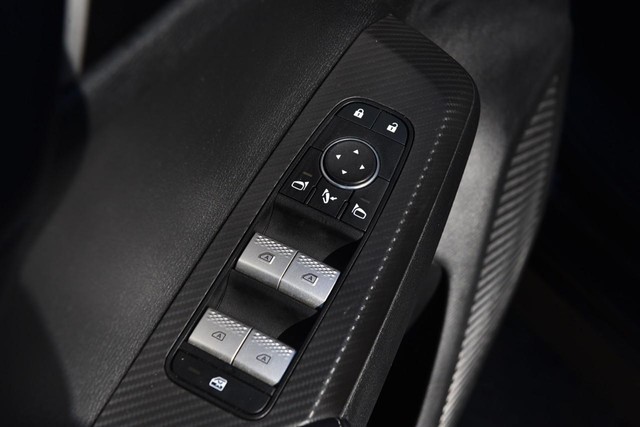 Mitsubishi Outlander Vehicle Image 09