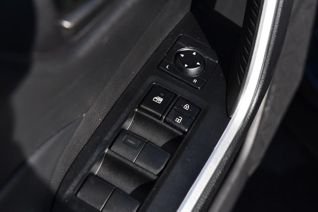 Toyota RAV4 Vehicle Image 09