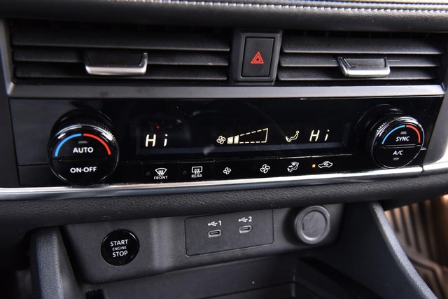 Nissan Rogue Vehicle Image 15