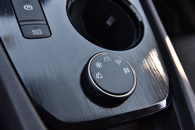 Nissan Rogue Vehicle Image 17