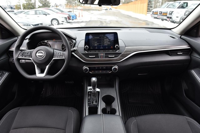 Nissan Altima Vehicle Image 08