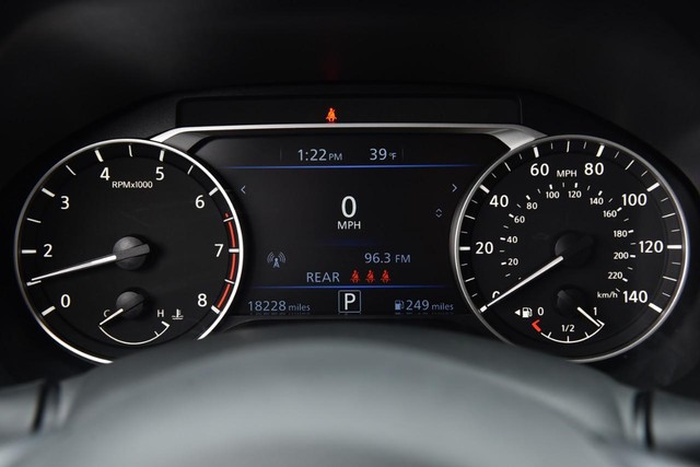 Nissan Altima Vehicle Image 12