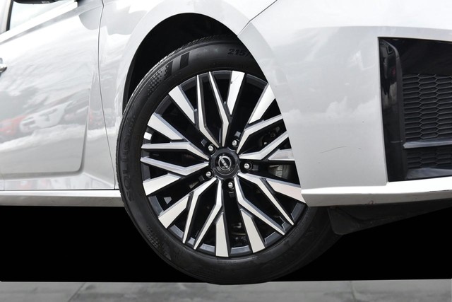 Nissan Altima Vehicle Image 03