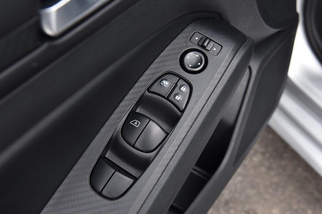 Nissan Altima Vehicle Image 09