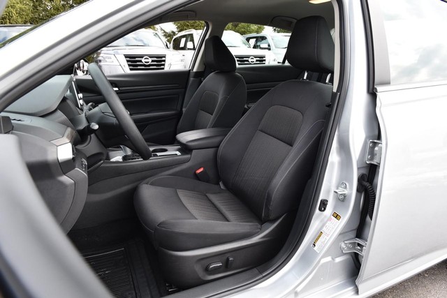 Nissan Altima Vehicle Image 19