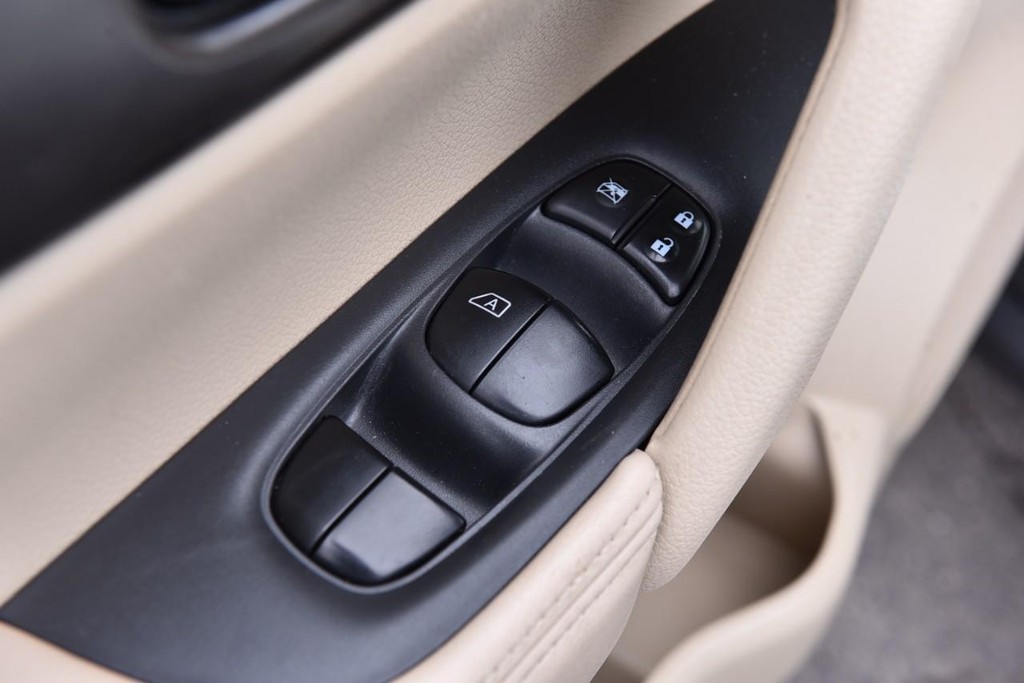 Nissan Rogue Vehicle Image 09