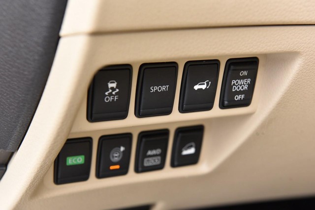 Nissan Rogue Vehicle Image 12