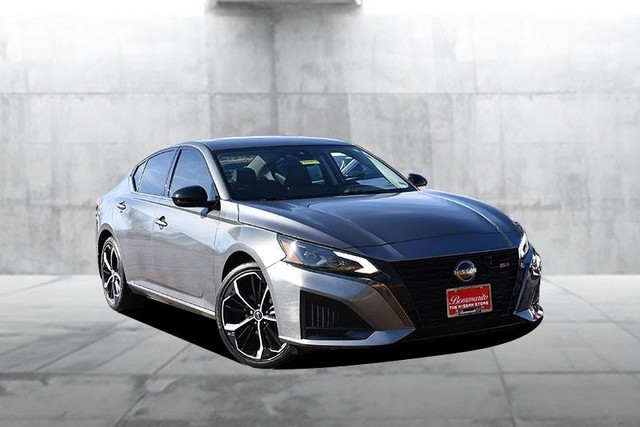 Nissan Altima Vehicle Image 02