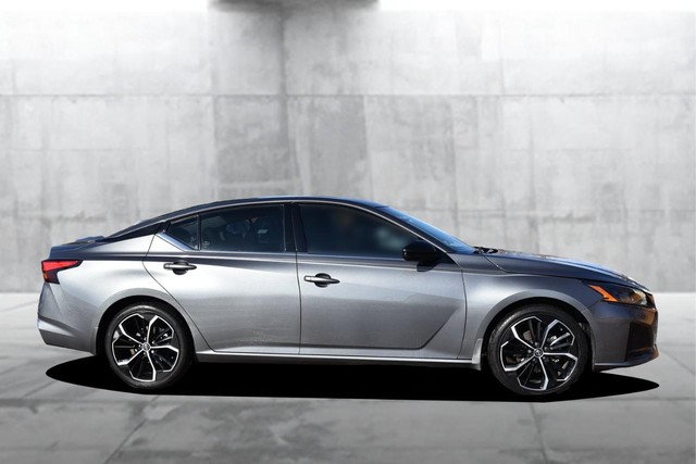 Nissan Altima Vehicle Image 05