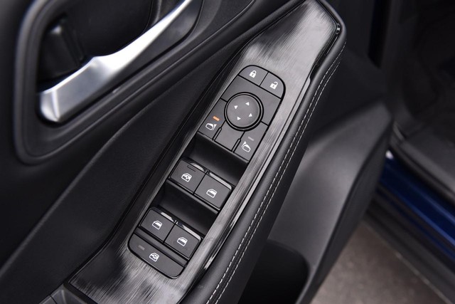 Nissan Rogue Vehicle Image 09