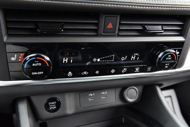 Nissan Rogue Vehicle Image 15