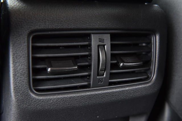 Nissan Rogue Vehicle Image 22