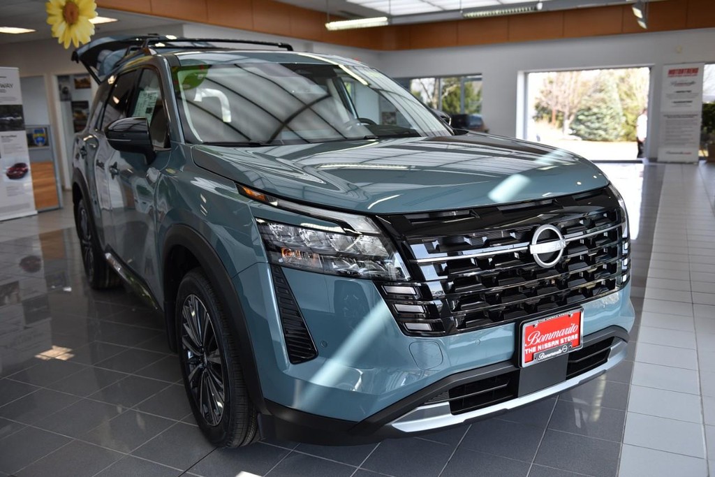 Nissan Pathfinder Vehicle Image 02