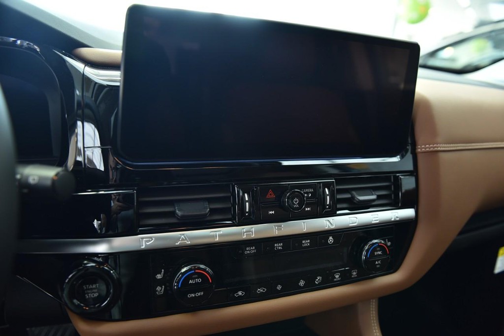 Nissan Pathfinder Vehicle Image 14