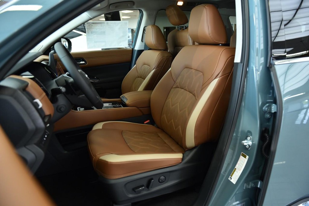 Nissan Pathfinder Vehicle Image 17