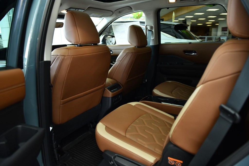 Nissan Pathfinder Vehicle Image 18